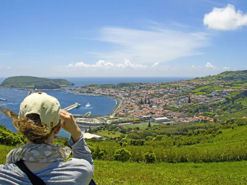 Auf unserer Natur-Studienreise bieten sich viele Gelegenheiten, die schönen Aussichten über die Azoreninseln zu genießen. Hier der Blick auf Faial auf deren Hauptort Horta.