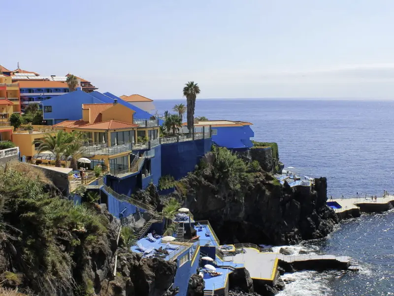 Ausgangspunkt unserer Touren auf Madeira ist das terrassenförmig angelegte Hotel  Cais da Oliveira an der Steilküste, nicht weit von Funchal entfernt.