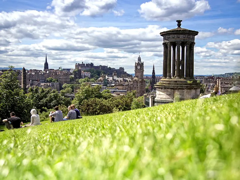 Auf unserer umfassenden Reise durch Schottland schauen wir vom Edinburgh Castle über die Stadt bis in die Highlands. Auch der Ausssichtspunkt Calton Hill bietet eine fantastische Aussicht.