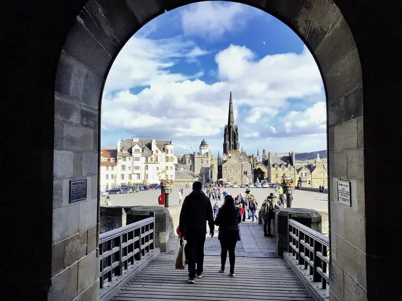 In Edinburgh genießen wir bei unserem Rundgang majestätische Ausblicke: Vom Edinburgh Castle über die Stadt bis weit in die Highlands! Unser Rundgang führt vom Castle auf der Royal Mile am Parlament vorbei bis zum Holyrood House.