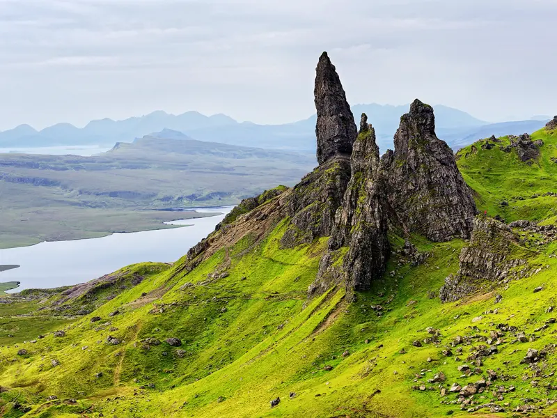 Unsere umfassende 13-tägige Studienreise durch Schottland ist gespickt mit landschaftlichen Höhepunkten, etwa der 48 m hohen Felsnadel des Old Man of Storr auf der Insel Skye, die zu den Inneren Hebriden gehört.