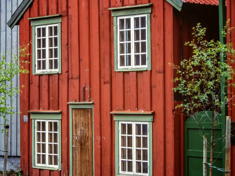 Auf unserer Studienreise zu den Lofoten und nach Lappland sehen wir in den Häfen der Küste auch immer wieder hübsche alte Holzhäuser