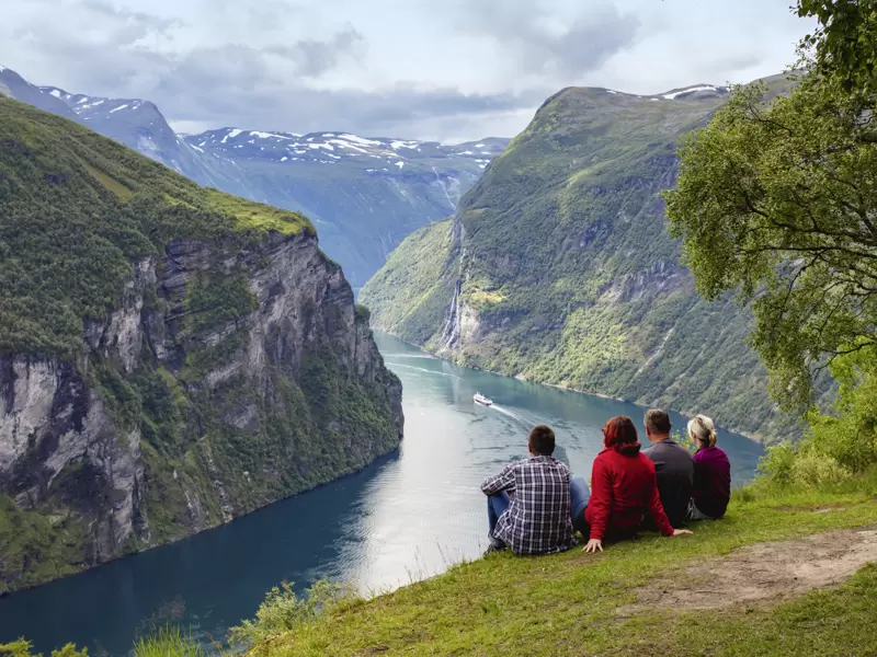 Am Geirangerfjord liegt uns die Pracht der Naturwunder zu Füßen. Auf unserer Wanderreise erleben wir die schönsten Wanderziele Norwegens mit Studiosus-Reiseleitung.