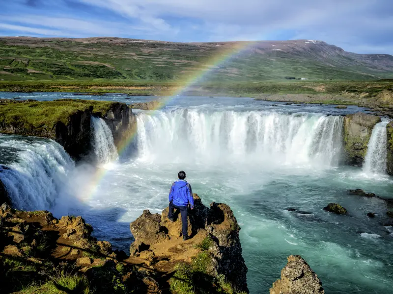 Spektakuläre Ausblicke gibt es auf unserer Studienreise Island - Vulkaninseln im Atlantik viele - hier einen Regenbogen über dem Wasserfall Godafoss.