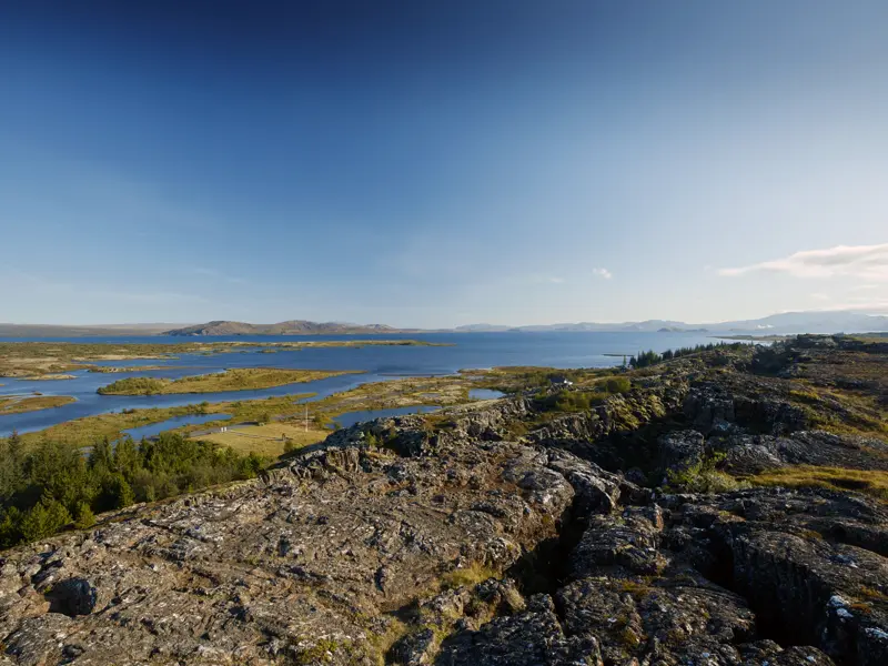 Spektakuläre Ausblicke gibt es auf unserer Studienreise Island - Vulkaninseln im Atlantik sicher viele. Im Thingvellir-Nationalpark (UNESCO-Welterbe) erwartet uns geologische und  historische Geschichte.