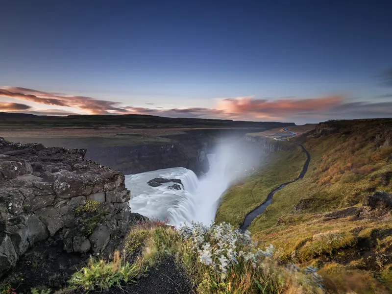 Auf der kompakten und preiswerten Studienreise Island - unter dem Polarkreis geht es auf der Ringstraße einmal um die Insel. Wir haben viele Gelegenheiten, uns die einzigartigen Naturschauspiele näher anzuschauen. Im Südwesten Islands beeindruckt uns der Wasserfall Gullfoss, dort tost das Wasser über zwei Stufen in die Tiefe.