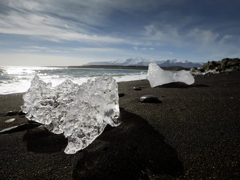 Auf der kompakten und preiswerten Studienreise Island - unter dem Polarkreis geht es auf der Ringstraße einmal um die Insel. Wir haben viele Gelegenheiten, uns die einzigartigen Naturschauspiele näher anzuschauen. Eines der vielen Highlights: Am Diamantstrand liegt das Gletschereis auf dem schwarzen Lavasand.