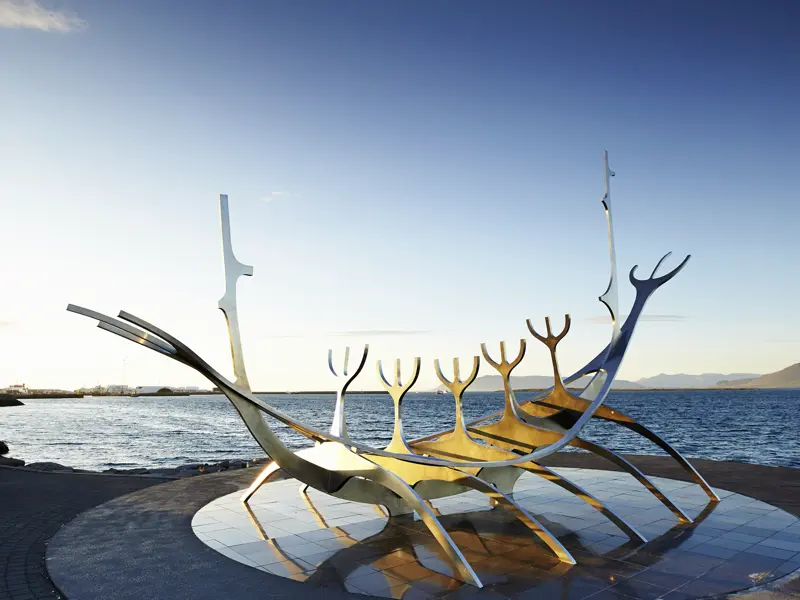 Auf unserer kompakten PreisWert-Studienreise Island -  unter dem Polarkreis gibt es nicht nur landschaftliche Höhepunkte: Die wohl meistfotografierte Skulptur in Island, die ¿Sonnenfahrt¿ (isländisch: "Solfar") von Jón Gunnar Arnason aus dem Jahr 1986, steht in Reykjavik.