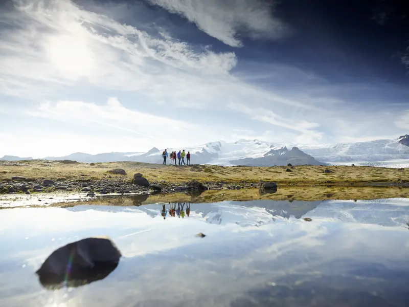 Eines der vielen Highlights unserer PreisWert-Studienreise Island -  unter dem Polarkreis: Wir spazieren an der Gletscherlagune Fjallsarlon entlang und kommen den blauen Eisbergen ganz nahe. Unter dem Eispanzer des Vatnajökulls (UNESCO-Welterbe) arbeiten aktive Vulkane.