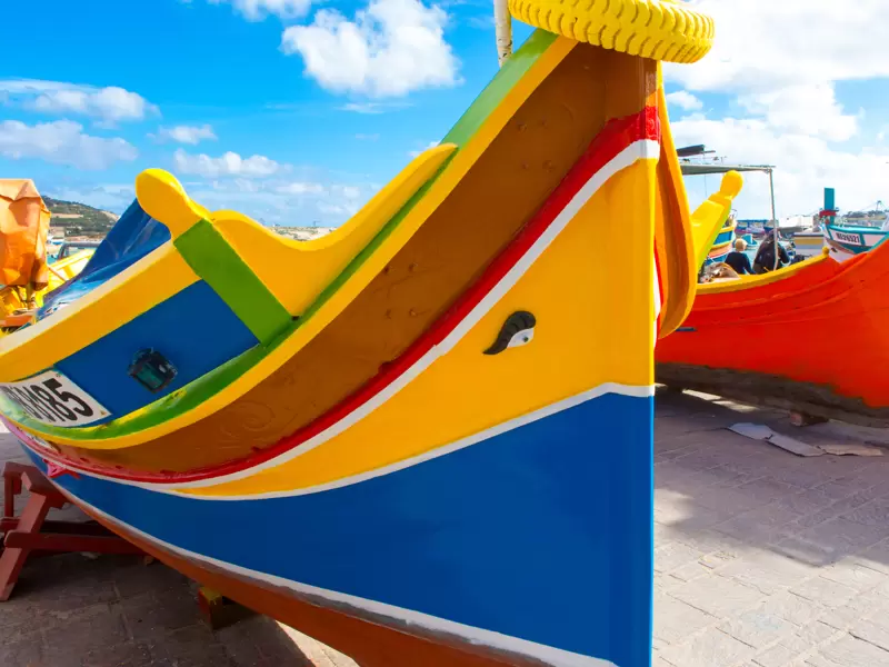 Traditionen auf der Insel: Maltas Fischerboote, farbenfroh bemalt und von wachen Augen beschützt - wie wir sie auf unserer Studienreise bewundern können.