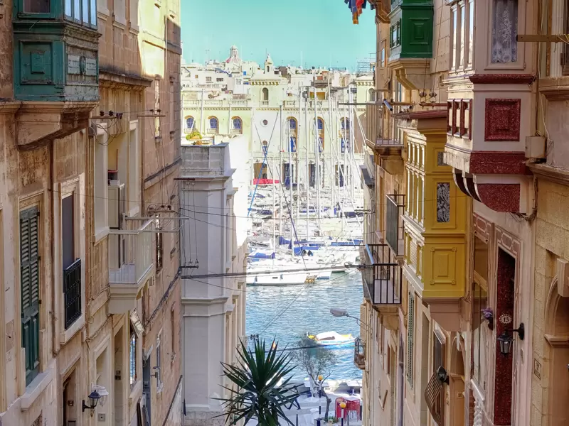 Auf unserer Studienreise nach Malta entdecken wir auch die Gassen der Drei Städte am Grand Harbour und genießen immer wieder stimmungsvolle Ausblicke