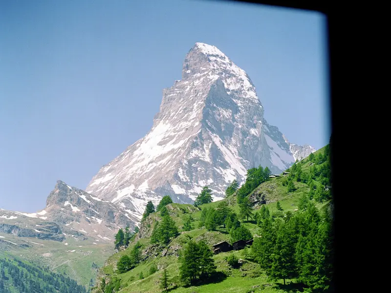 Wir reisen auf Schienen auf den Gornergrat. Der Star unter den Viertausendern ist ohne Zweifel das Matterhorn - das Schweizer Nationalsymbol.