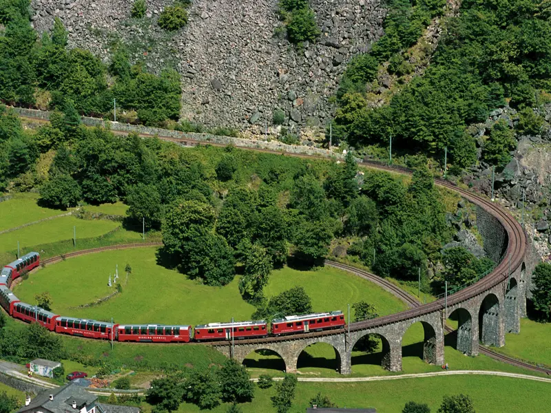 Einer der Höhepunkte unserer Studienreise durch die Schweiz: Die Fahrt mit dem Bernina Express im Panoramawagen durch die Alpen - kurvenreich und spektakulär!
