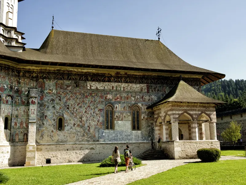 Auf der 15-tägigen Studienreise durch Rumänien mit Aufenthalt im Donaudelta führt Sie Ihr Reiseleiter zu den kulturellen Highlights, wie den weltberühmten Moldauklöstern mit ihren bunten Freskenmalereien.