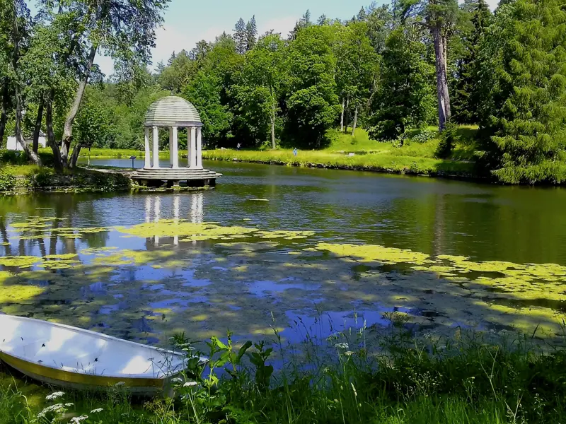 Verträumter See auf dem Grundstück des herrenhauses Palmse im Lahemaa-Nationalpark in Estland.