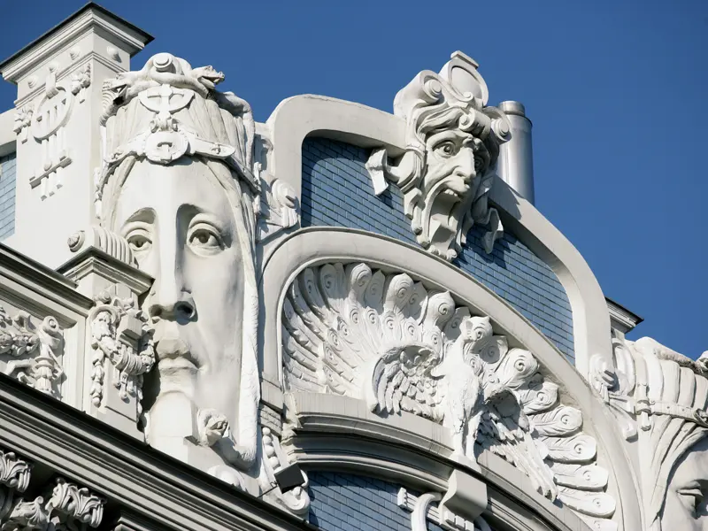 Auf unserer Rundreise kommen wir auch nach Riga, der Hauptstadt Lettlands. Sie ist berühmt für ihre Jugendstilhäuser mit prachtvollen Fassaden, wie z.B.  in der Elisabethstraße.