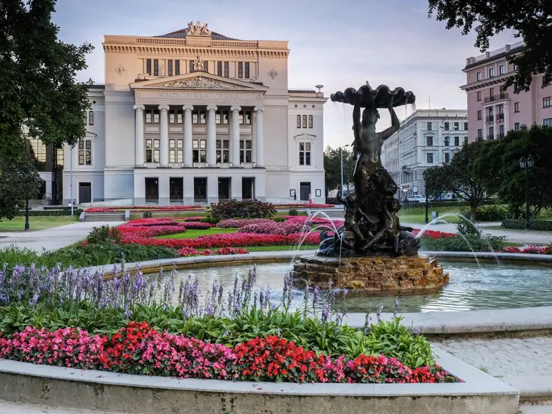Auf unserer Klassik-Studienreise Baltikum - auf klassischer Route werfen wir in Lettlands Hauptstadt Riga einen exklusiven Blick hinter die Kulissen des neoklassizistischen Opernhauses.