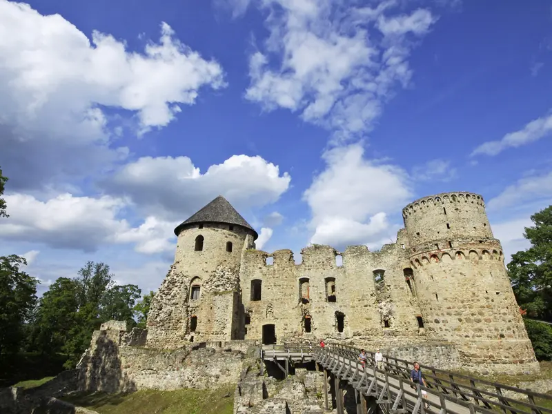 Leichte bis mittlere Wanderungen in den schönsten Nationalparks des Baltikums erwarten uns auf dieser 13-tägigen WanderStudienreise. Unser Studiosus-Reiseleiter zeigt uns heute die mittelalterliche Burgruine von Cesis.