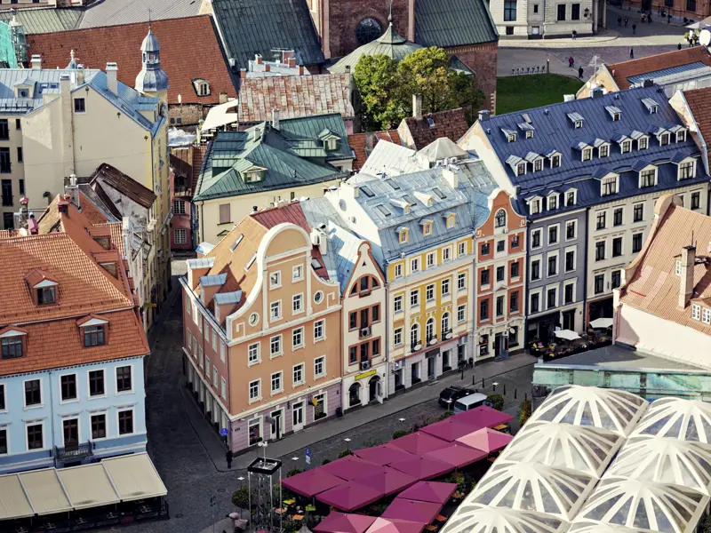 Die denkmalgeschützen Häuser in Rigas Altstadt sehen wir auf der WanderStudienreise durchs Baltikum