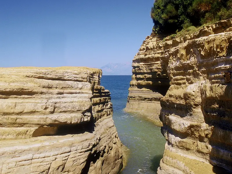 Die Küstenlinie von Korfu ist geprägt von steil aufragenden Felsen