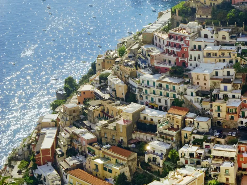 Positano, ein Klippenort an der süditalienischen Amalfiküste mit terrassenförmig ansteigenden Häuserreihen am Meer, ist unser Ausgangspunkt für Unternehmungen nach Capri und ins Hinterland.