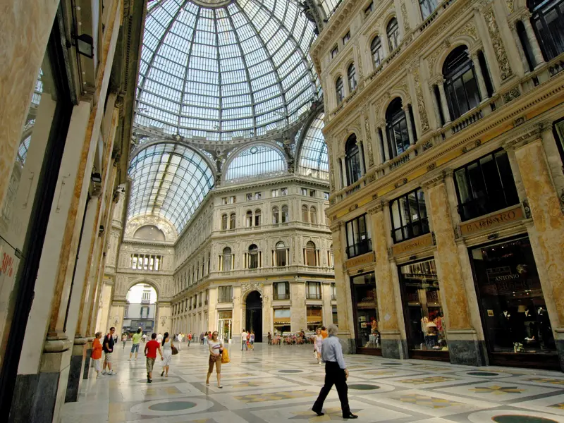 Bei unserer Reise an den Golf von Neapel sejem Sie unter anderem die a rchitektonisch elegante, hohe Ladengalerie Galeria Umberto mit Glaskuppel