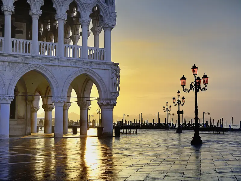 Besonders schön ist der Markusplatz bei Sonnenuntergang, doch seine gesamte Anlage mit dem Dogenpalast, dem Dom samt Glockenturm und seiner Öffnung zum Meer verzaubert uns auch zu anderer Zeit auf unseren Spaziergängen durch Venedig.