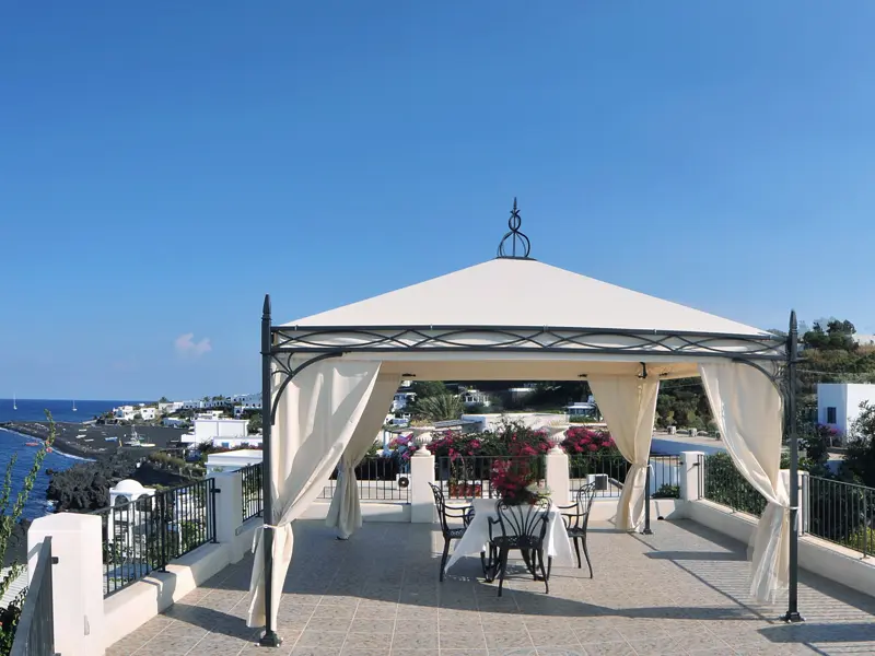 Auf Stromboli liegt unser Hotel Stromboli direkt am Meer und garantiert perfekte Urlaubstage auf den Äolischen Inseln.