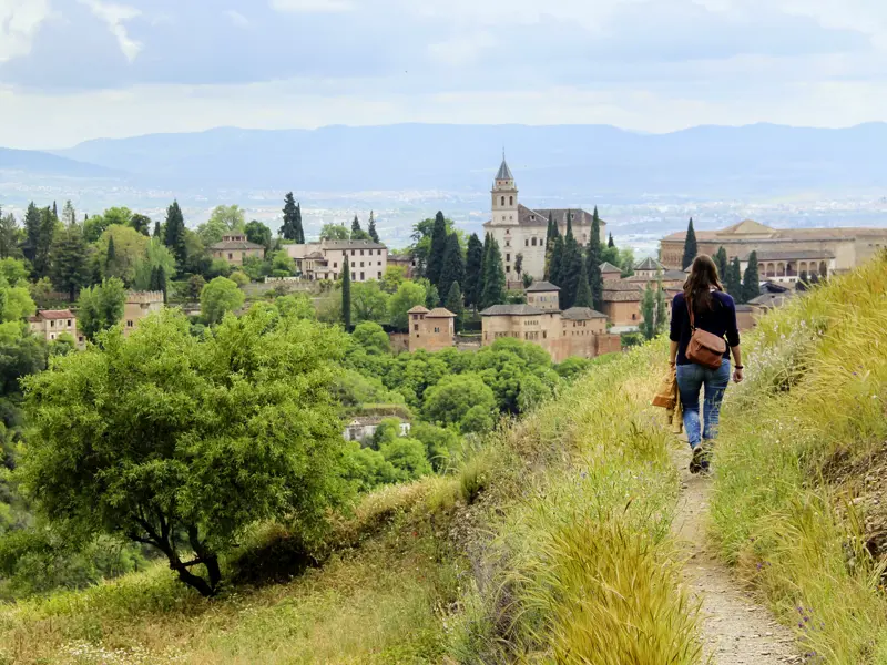 Die Alhambra in Granada mal aus einer ungewöhnlichen Perspektive erleben ¿ auf Ihrer smart&small-Rundreise durch Andalusien.