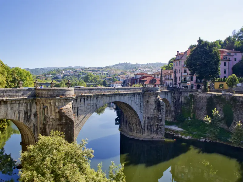 Auf unserer Reise nach Portugal in kleiner Gruppe besuchen wir Amarante mit der steinernen Brücke, die sich über den Fluss Tamega spannt.