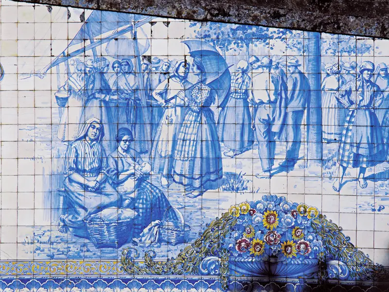 Ganz gleich wo man sich in Portugal aufhält, die Azulejo-Fliesen durchziehen Stile und Ausdrucksweisen aus allen Zeiten und verleihen jedem Spaziergang oder Besuch Farbe. Auch wir bewundern sie auf unserer smart&small-Rundreise.