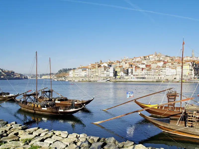 In Porto machen wir Station, bummeln durch die Gassen der Stadt und unternehmen eine Bootsfahrt auf dem Douro.