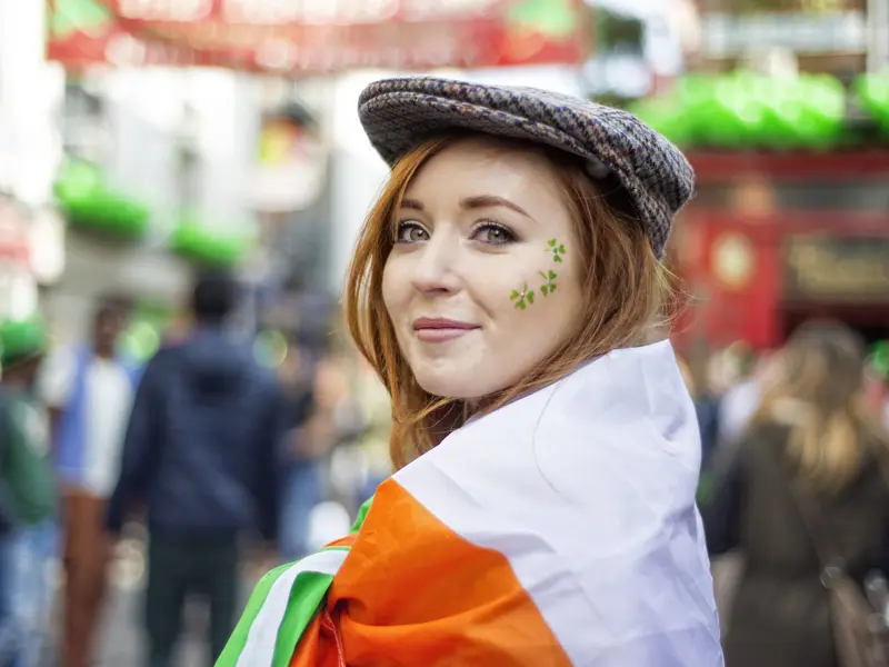 Auf unserer Rundreise entdecken wir die irische Hauptstadt Dublin. Am St. Patrick's Day wird in Irland dem irischen Bischof Patrick gedacht, das ganze Land ist in Feierlaune, und überall ist die irische Flagge zu sehen.