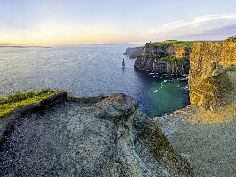 Die Cliffs of Moher an der Westküste von Irland - ein Highlight auf unserer zehntägigen smart&small-Rundreise durch Irland.