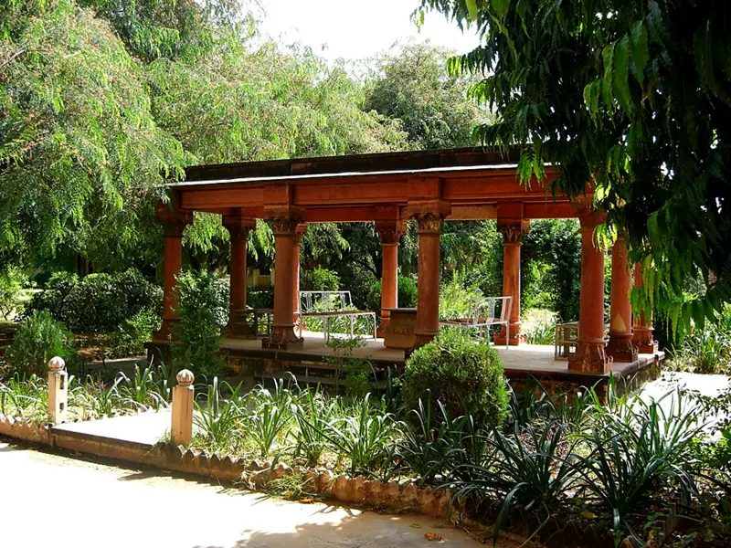 Im Garten des Hotels in Karauli kann man entspannte Stunden verbringen.