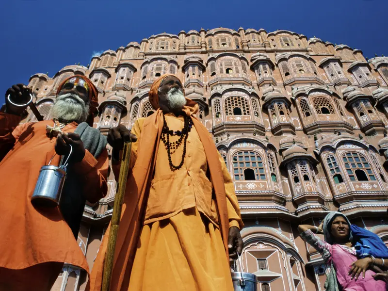 Auf unserer Reise sehen wir den Hava Mahal, den Palast der Winde, die berühmteste Fassade Jaipurs.