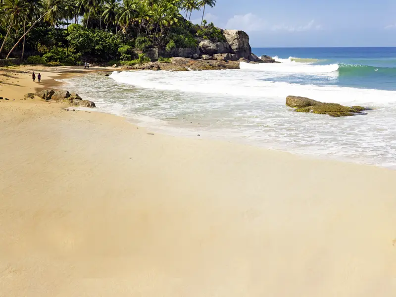 Auf unserer Reise nach Sri Lanka genießen wir entspannte Stunden am Strand.