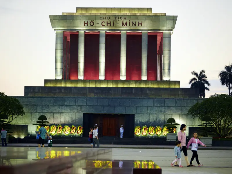 Das Ho Chi Minh-Mausoleum in Hanoi sehen wir auf unserer Rundreise durch Vietnam von außen - hierhin pilgern vor allem die Vietnamesen.