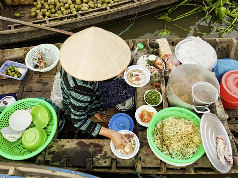 Auf den schwimmenden Märkten im Mekongdelta wird von Nudelsuppe bis hin zu Obst und Gemüse allerlei verkauft - und unser Boot treibt mittendrin. Lassen auch Sie sich treiben auf der Flut von Eindrücken, die Ihnen auf Ihrer smart&small Rundreise durch Vietnam begegnen.
