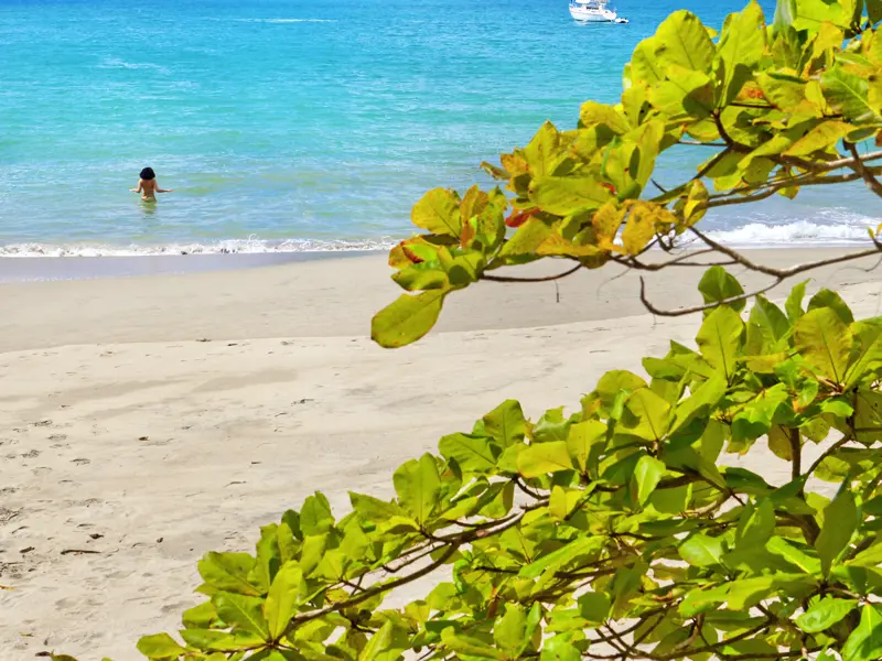 Weißer Sand und türkisfarbenes Wasser an der Pazifikküste von Costa Rica, ideal zur Entspannung am Ende unserer Rundreise in Playa Hermosa.