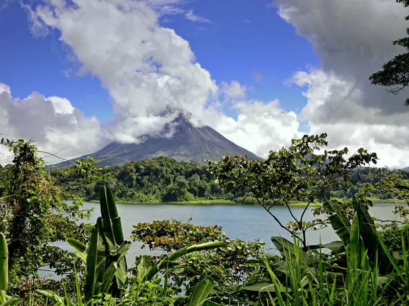 Der Vulkan Arenal schläft gerade, so können wir auf unserer Rundreise in Costa Rica entspannt an seinen Hängen entlang durch erstarrte Lavafelder wandern, die sich die Natur nach und nach zurückerobert.