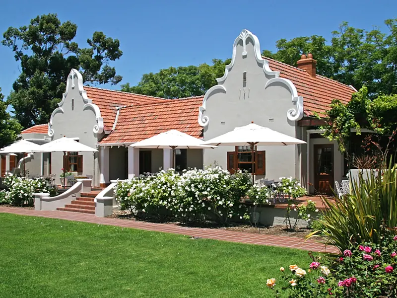 In Constantia, einem Vorort von Kapstadt genießen wir den Garten mit Pool auf unserer Rundreise durch Südafrika.