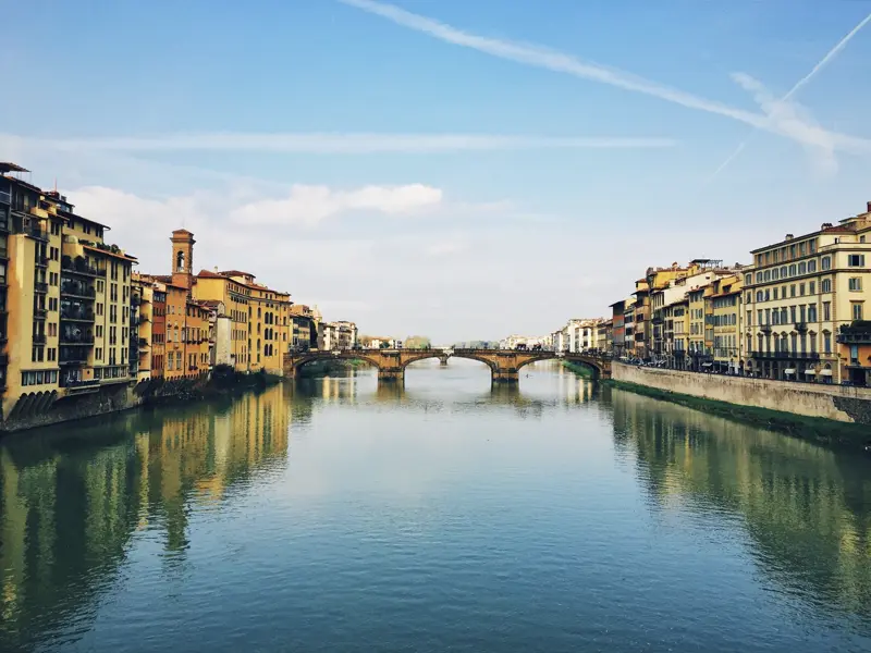 Immer wieder stimmungsvoll - und zu jeder Tageszeit anders: der Blick auf den Arno und seine Ufer. Auf dieser Städtereise nach Florenz haben Sie Zeit, die Schönheit der Stadt zu genießen.