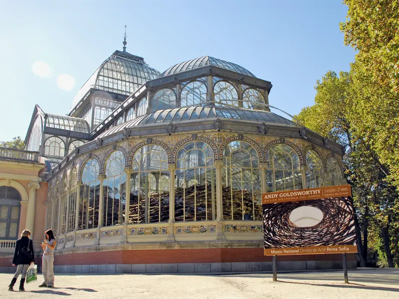 Auf der fünftägigen CityLights-Städtereise nach Madrid lernen wir die Schätze der Stadt näher kennen. Im Retiro-Park in der Nähe Ihres Hotels steht der beeindruckende Kristallpalast. Der Palacio de Cristal ist eines der besten Beispiele für die Madrider Gusseisenarchitektur.