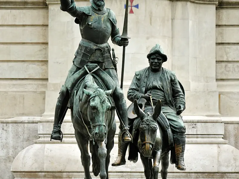 Auf der fünftägigen CityLights-Städtereise nach Madrid lernen wir die Schätze der Stadt näher kennen. Auf der Plaza de Espana im Herzen Madrids reiten uns Don Quijote und Sancho Pansa entgegen.