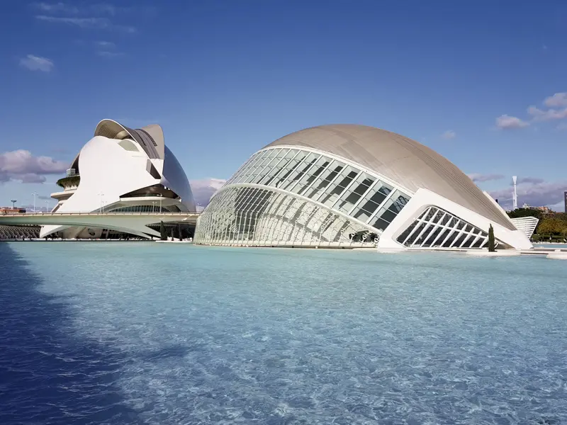 Lernen Sie auf dieser CityLights-Städtereise in fünf Tagen die Schätze von Spaniens drittgrößter Stadt Valencia näher kennen. Zum Beispiel das von Santiago Calatrava als überdimensionales Auge entworfene Kino, Planetarium und Kulturgebäude  l'Hemisferic in der Stadt der Künste und Wissenschaften.