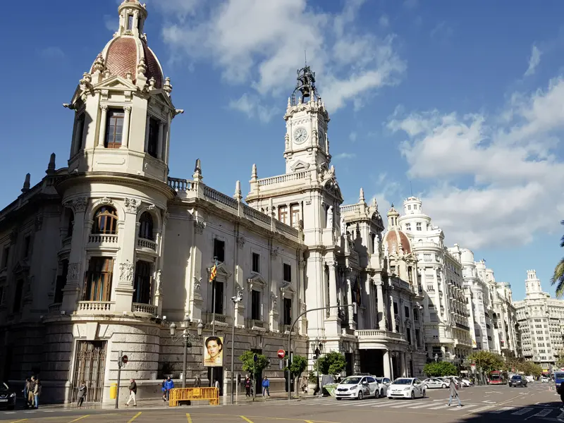 Lernen Sie auf dieser CityLights-Städtereise in fünf Tagen die Schätze von Spaniens drittgrößter Stadt Valencia näher kennen, zum Beispiel das  kunstvoll gestaltete Rathaus gleich neben unserem Hotel.