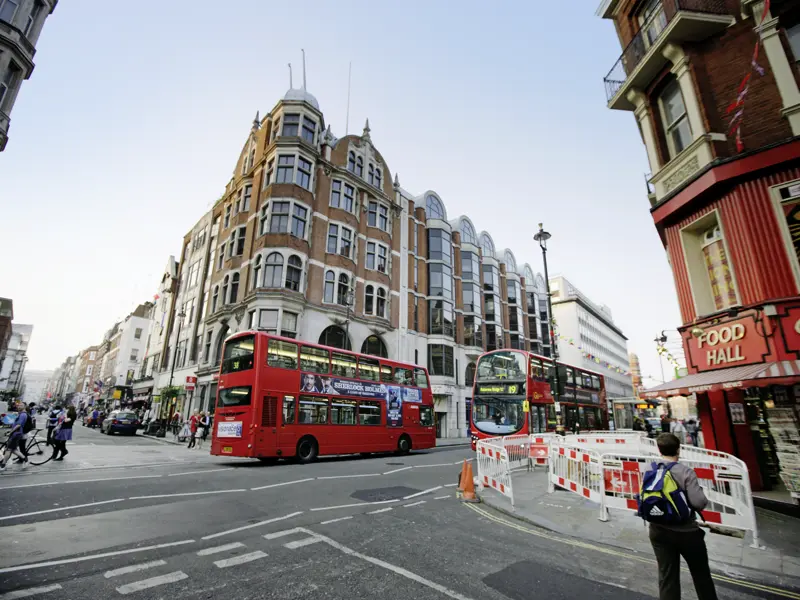 Auf unserer Städtereise in die Hauptstadt Englands erkunden wir die Straßen Londons und sehen viele der typischen roten Doppeldeckerbusse.