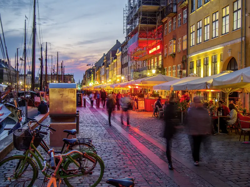 "Hygge" nennen es die Dänen, wenn man entspannt die schönen Dinge genießt. Auf unserer CityLights-Städtereise zur Kleinen Meerjungfrau, zu den Schlössern und Kunstschätzen Kopenhagens lernen auch wir dieses Lebensgefühl kennen ¿ zum Beispiel bei einem Glas Bier am Nyhavn.