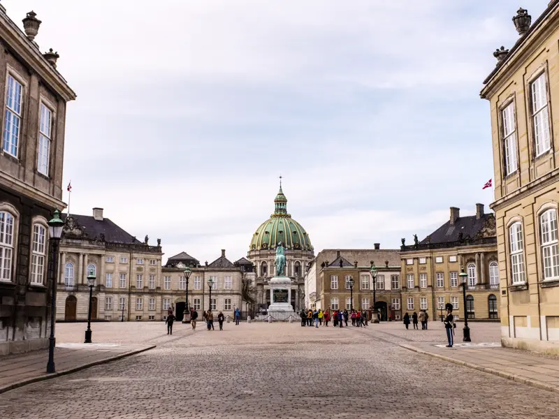 An der Kleinen Meerjungfrau vorbei geht es im Wassertaxi zum Schloss Amalienborg: eines der Highlights unserer CityLights-Städtereise nach Kopenhagen.